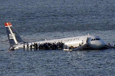 Aterriza avión en un río de Nueva York