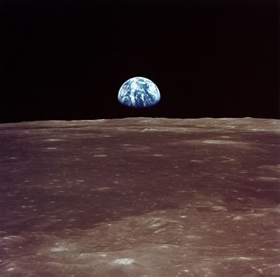 AS11-44-6550 - La tierra en el horizonte lunar previo al alunizaje