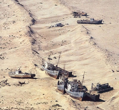 Barcos atrapados en la arena como resultado de la desaparación del Mar de Aral